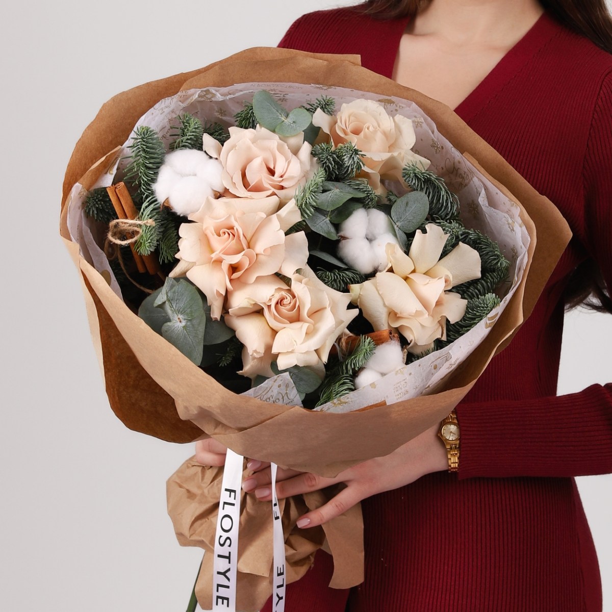 zimnij buket s nezhnymi rozami i elkoj 3